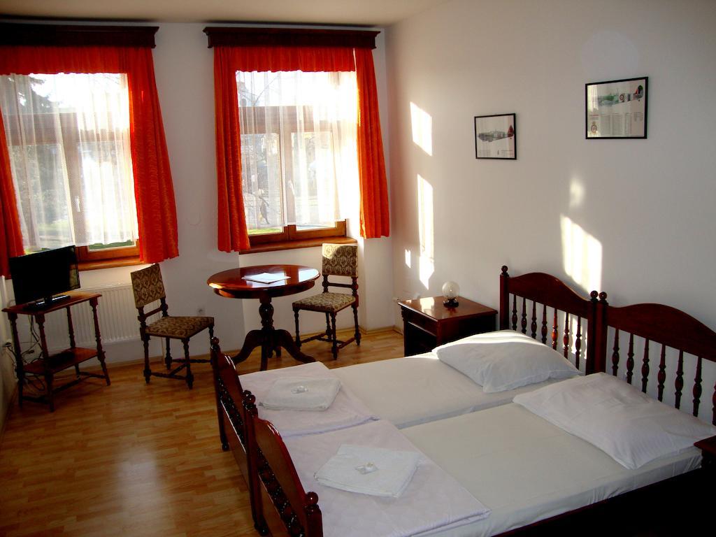 Penzion Aviatik Čáslav Extérieur photo