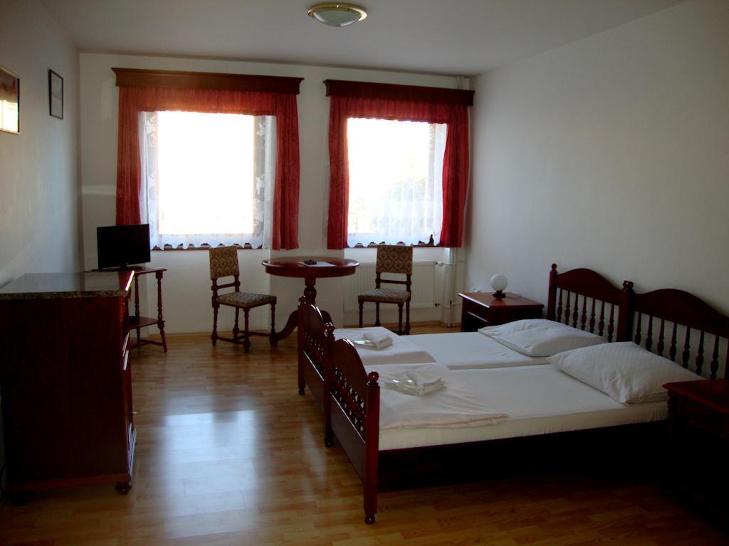 Penzion Aviatik Čáslav Chambre photo