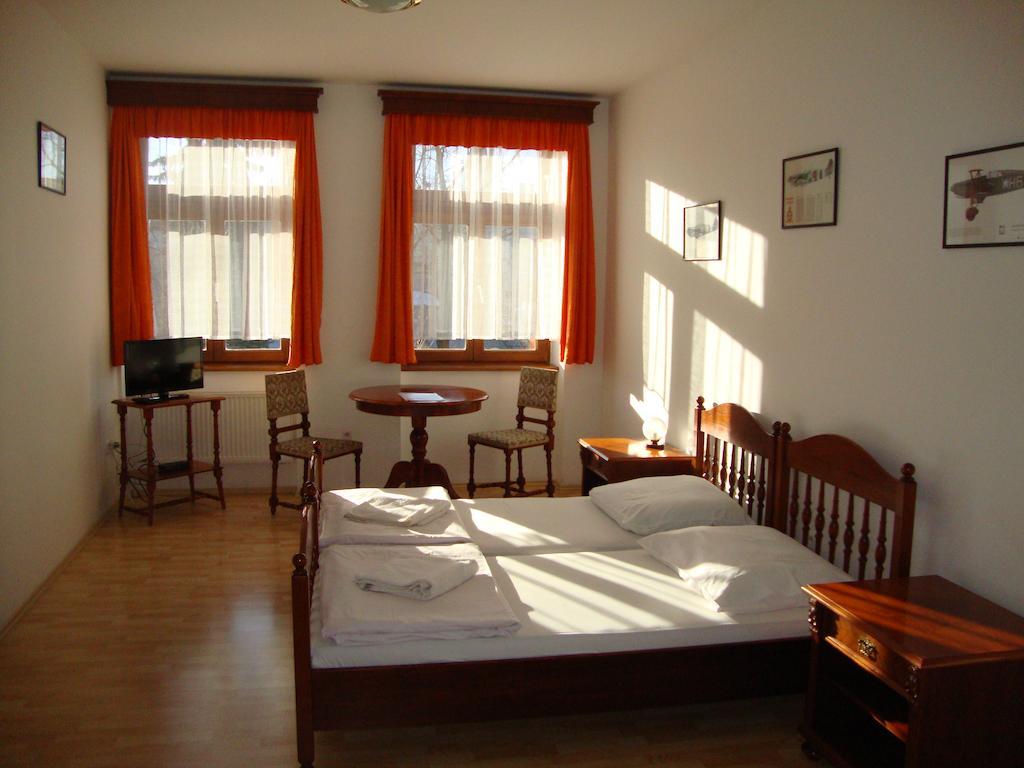 Penzion Aviatik Čáslav Chambre photo